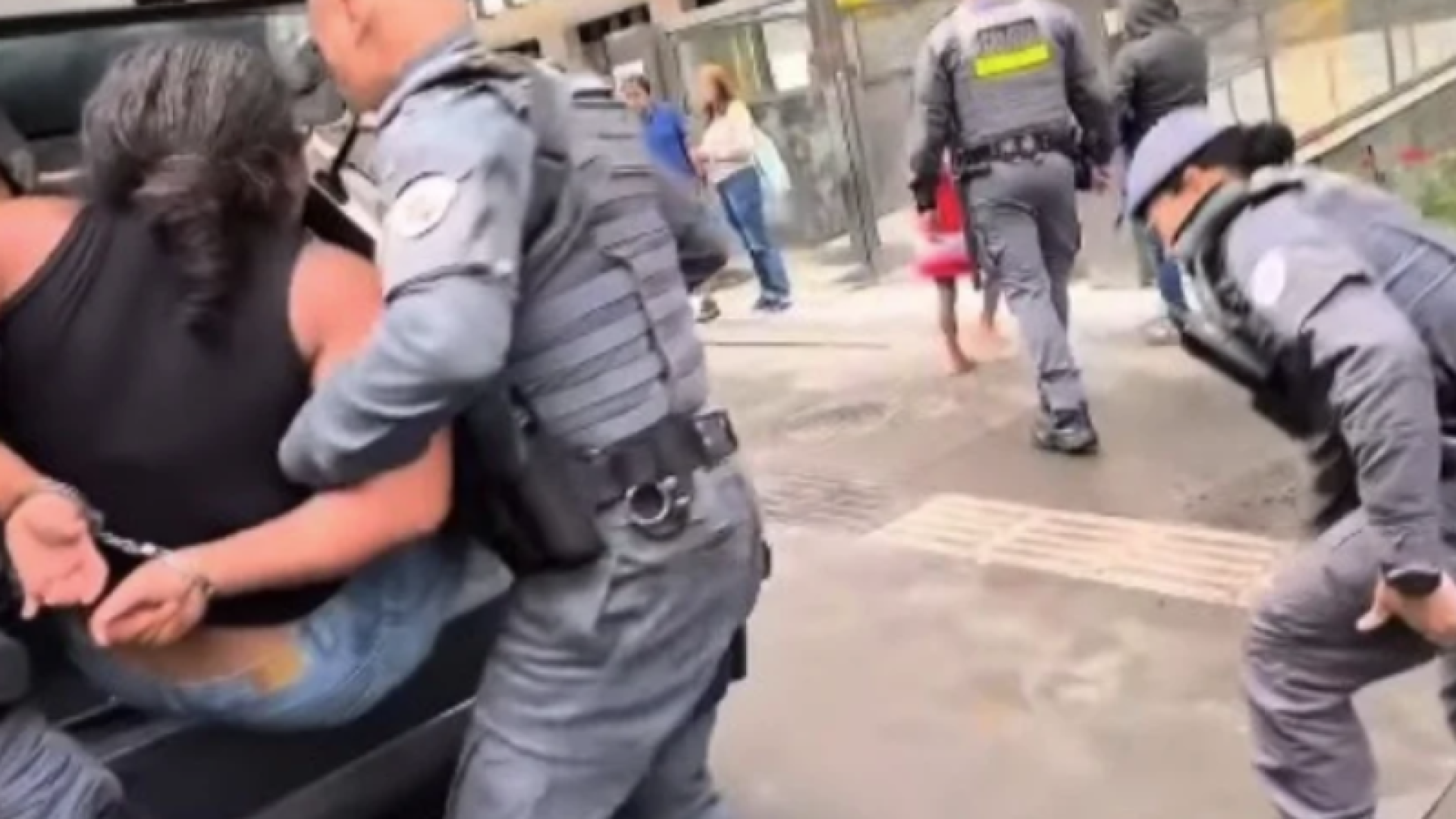 Diarista é detida pela PM ao cobrar dívida diante da filha na Paulista