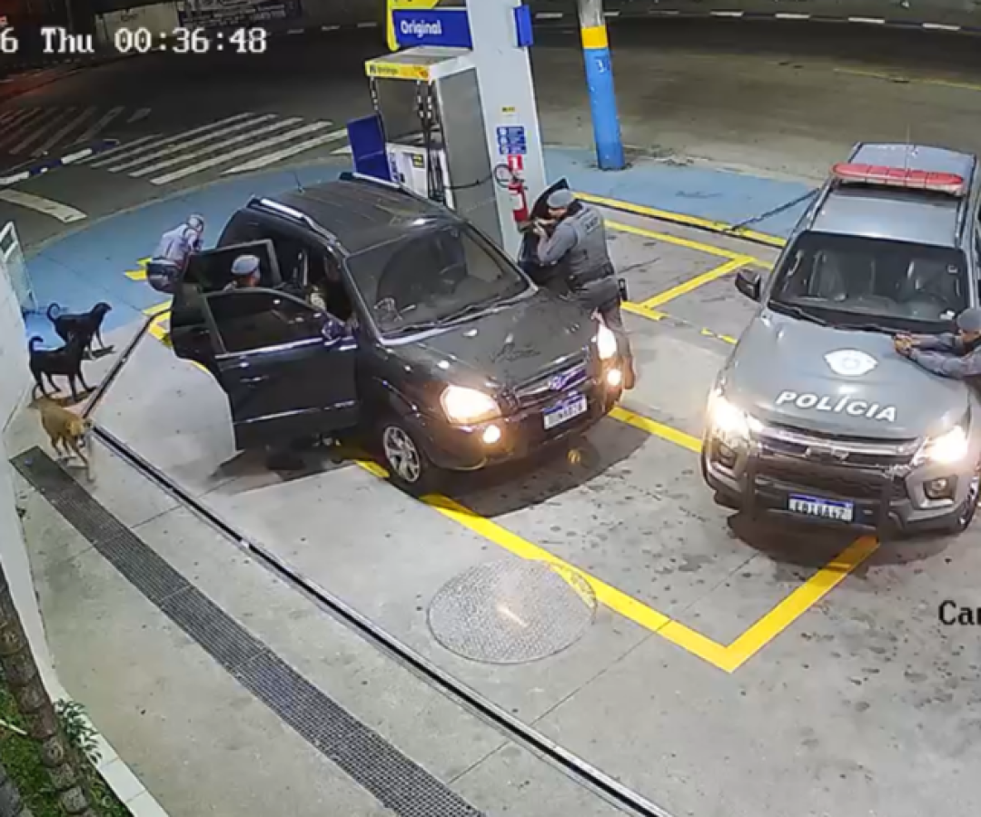Homem é resgatado pela PM após ser mantido refém em carro roubado em Guarulhos
