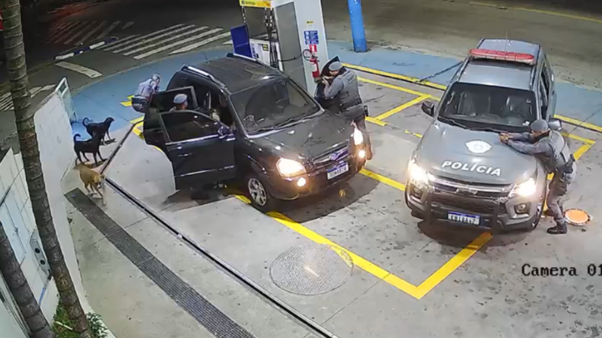 Homem é resgatado pela PM após ser mantido refém em carro roubado em Guarulhos
