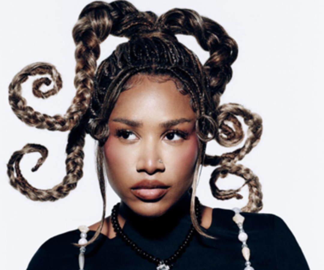 Arena Club Santos recebe Ebony com espetáculo “KM2 (De Luxo)”