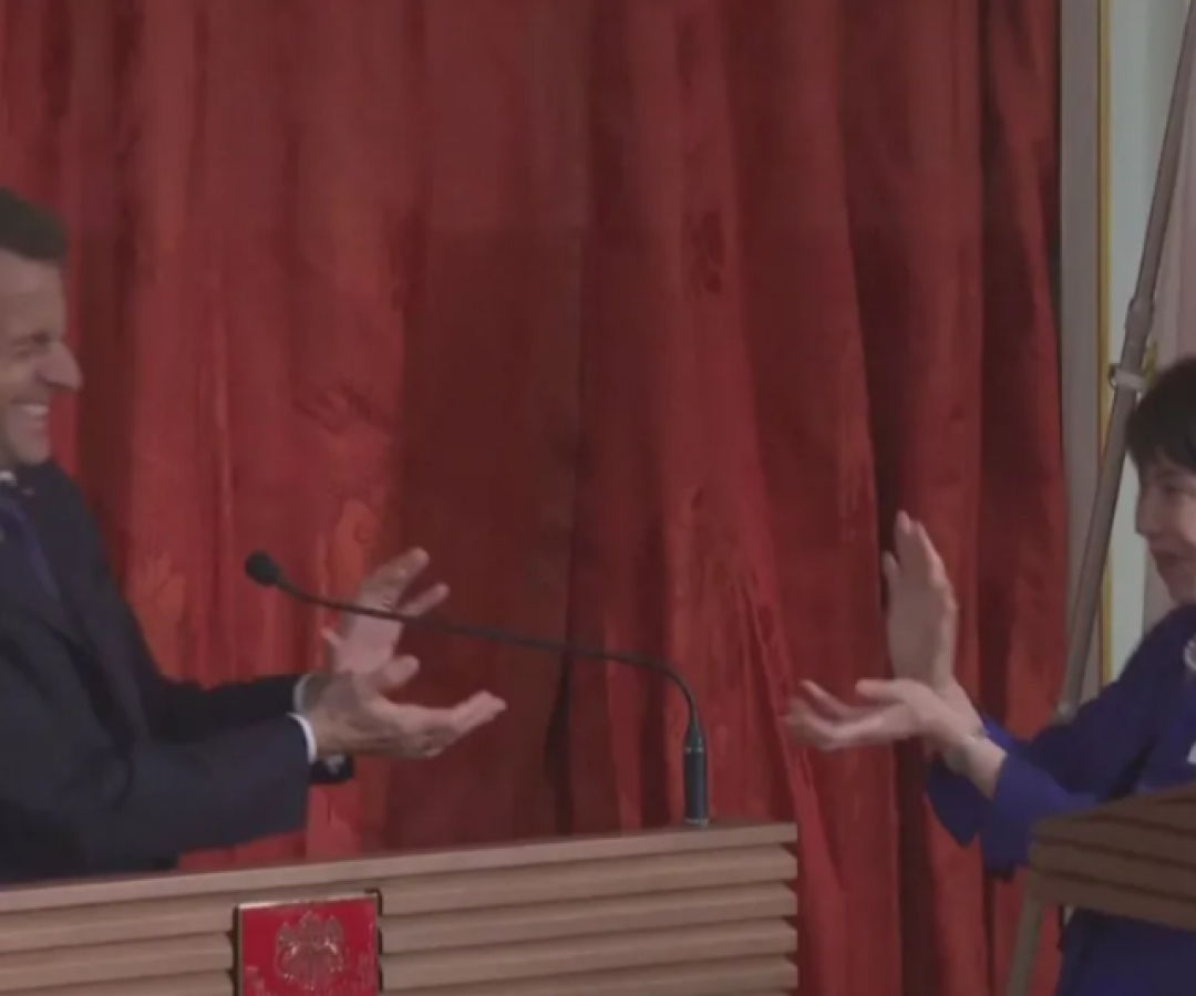 Macron e premiê japonesa recriam gesto de “Dragon Ball” em agenda oficial em Tóquio