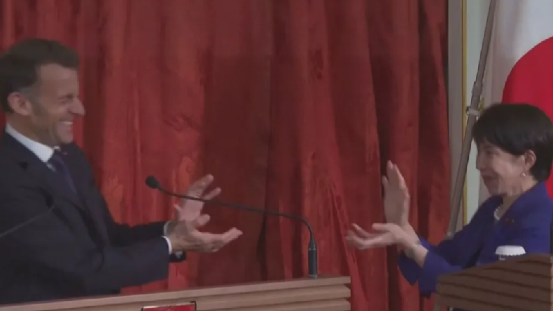 Macron e premiê japonesa recriam gesto de “Dragon Ball” em agenda oficial em Tóquio