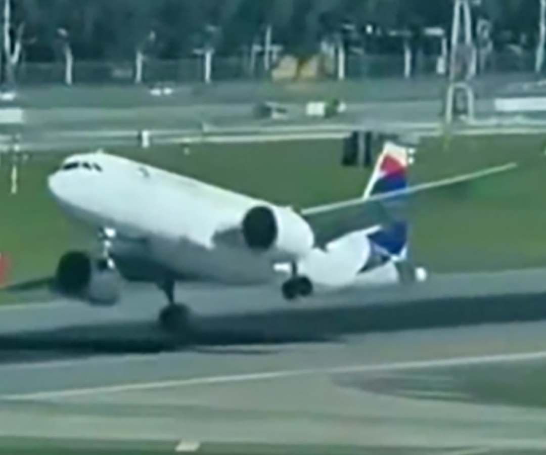 Avião da LATAM arremete após pouso sob forte vento em Buenos Aires