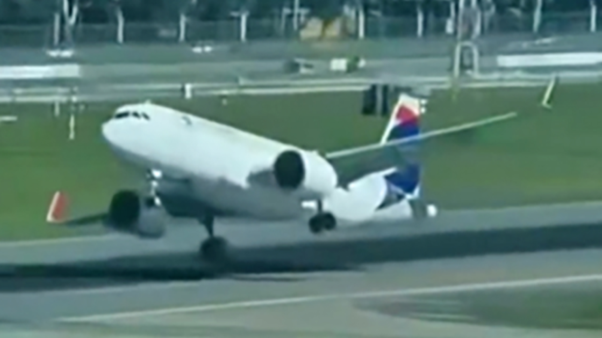 Avião da LATAM arremete após pouso sob forte vento em Buenos Aires