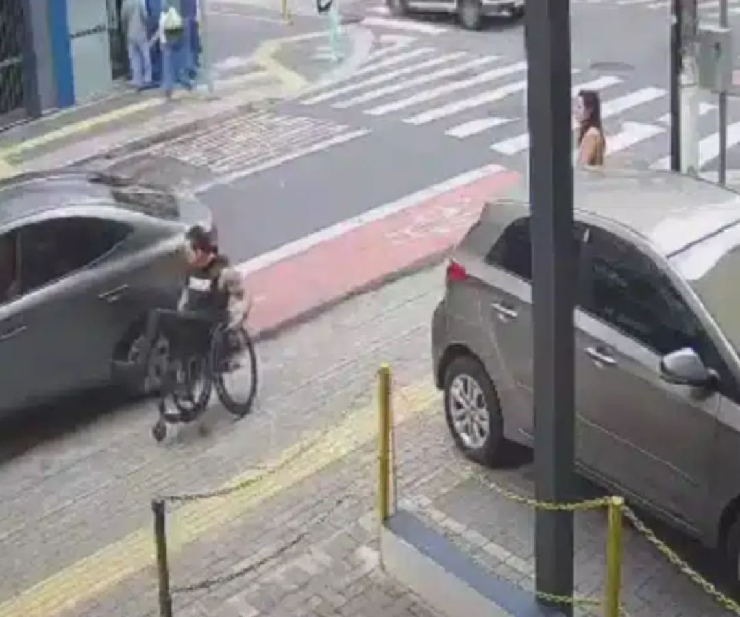 Cadeirante cai após recusa de motorista de app em Campinas