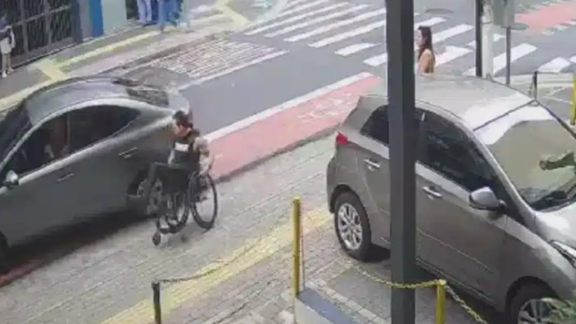 Cadeirante cai após recusa de motorista de app em Campinas