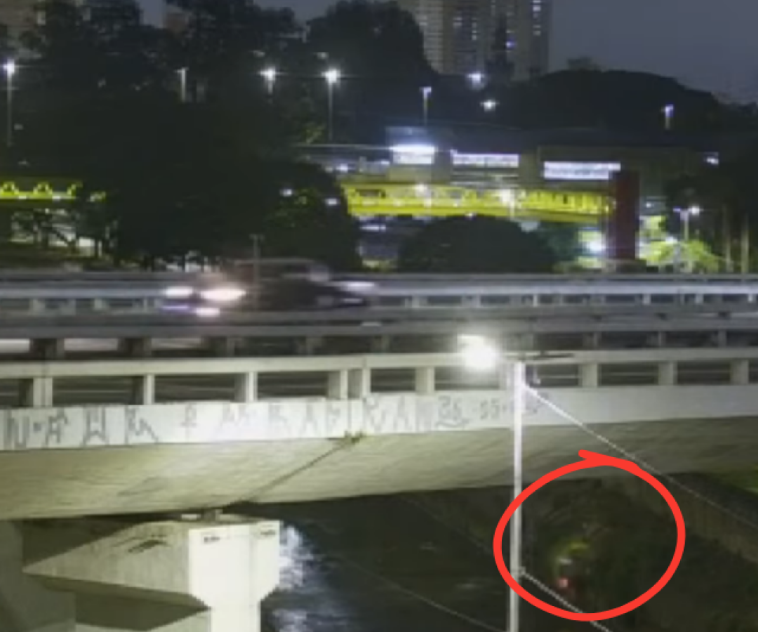 Carro cai no Rio Tamanduateí após bater em dois veículos em São Paulo