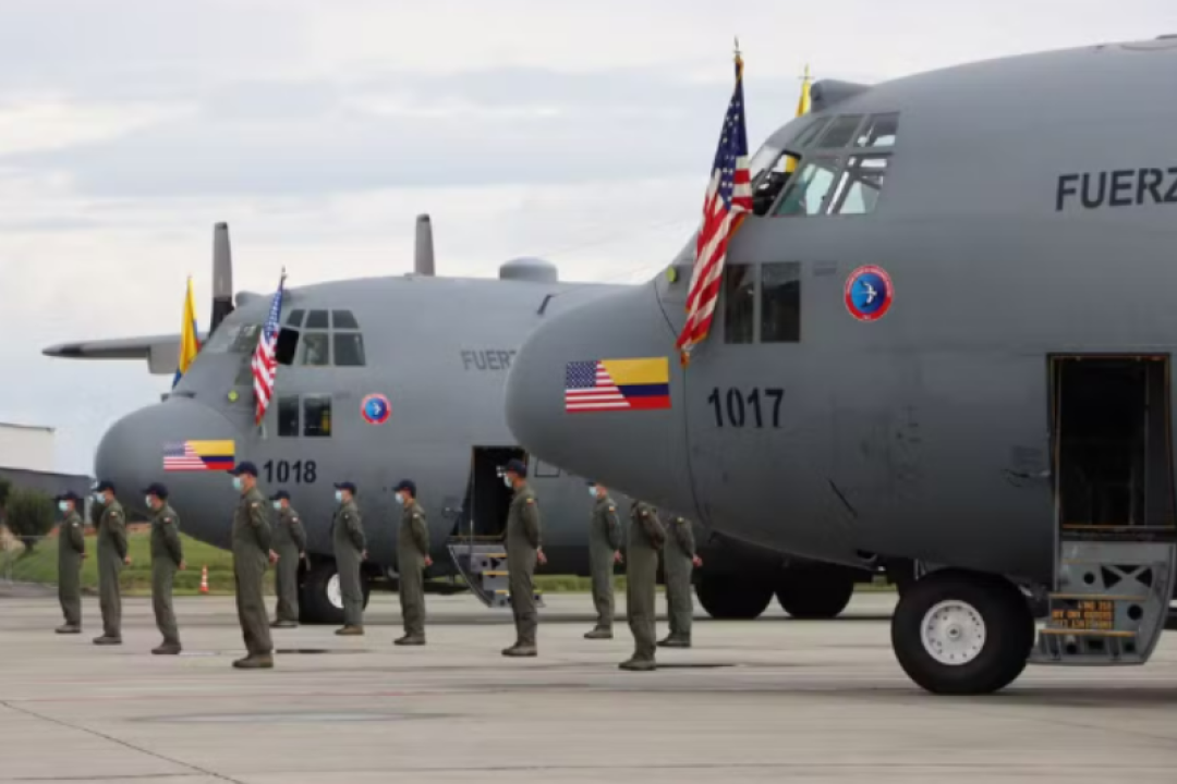 Avião militar com mais de 100 soldados cai na Colômbia após decolagem