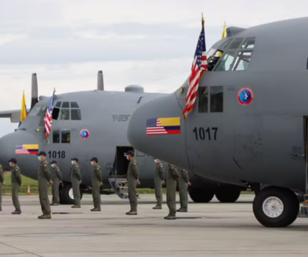 Avião militar com mais de 100 soldados cai na Colômbia após decolagem