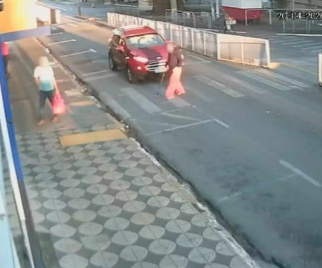 Mulher é atingida na faixa de pedestres e condutor foge em Itapetininga