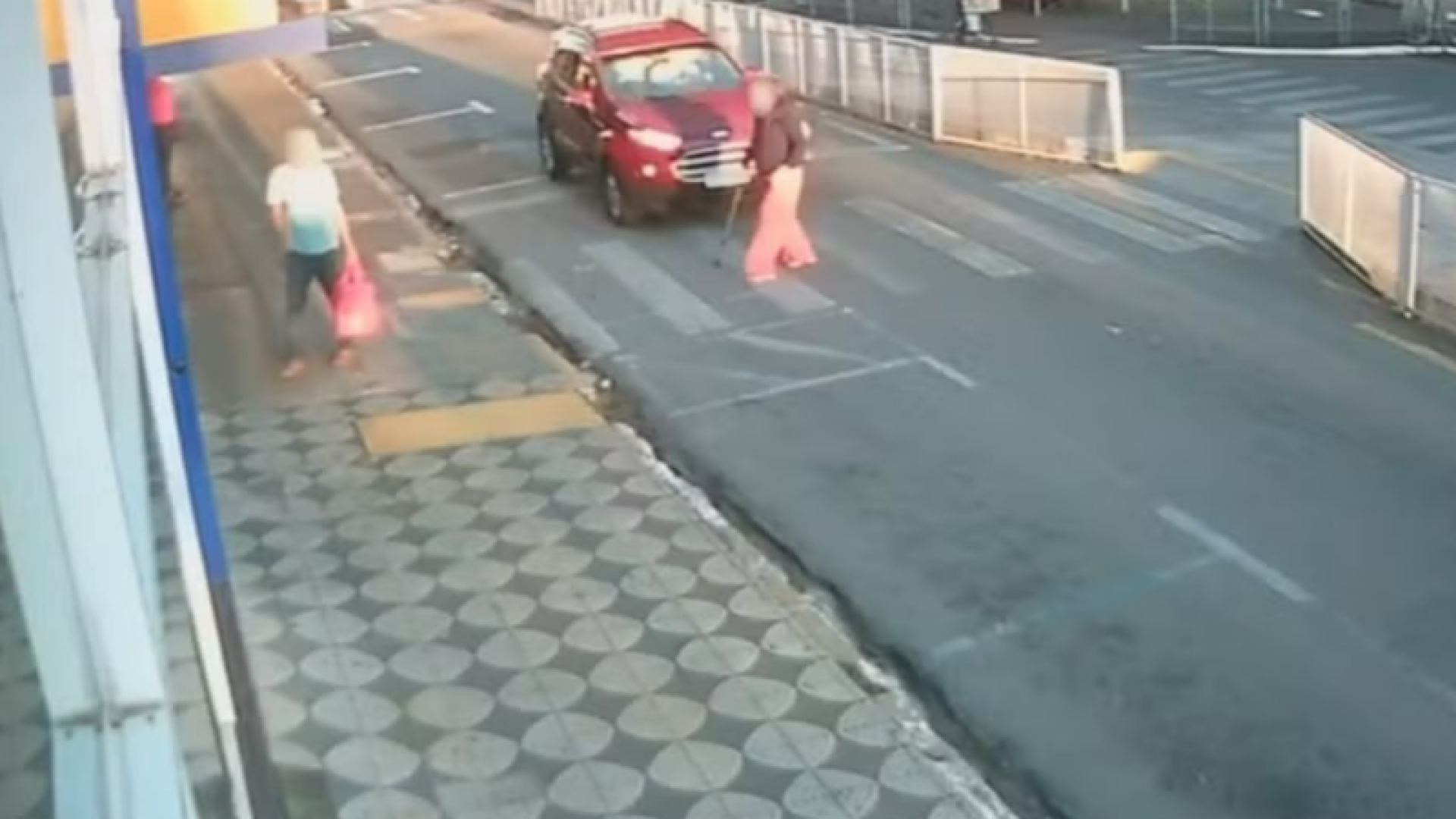 Mulher é atingida na faixa de pedestres e condutor foge em Itapetininga