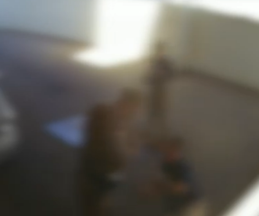 Cenas fortes: vídeo mostra PM pisando em homem rendido após prisão em SC