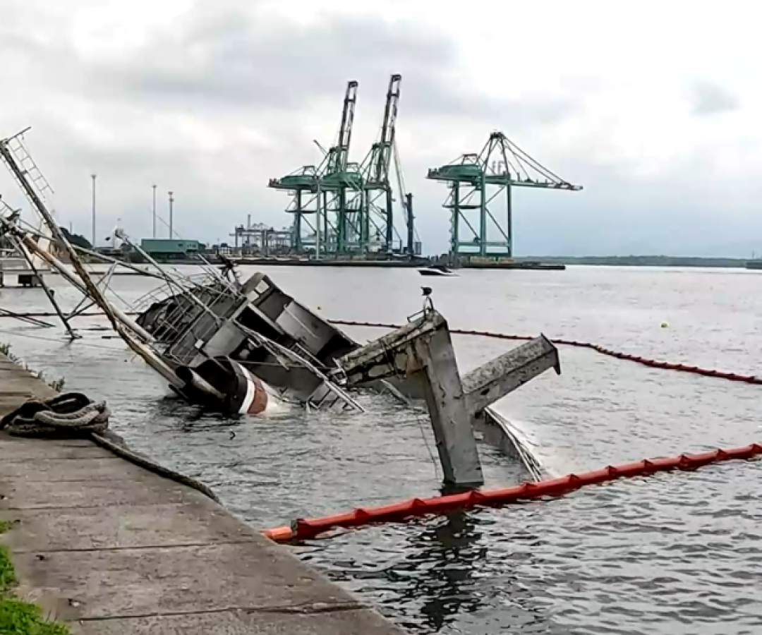 Navio Professor Besnard passa por reflutuação no Porto de Santos