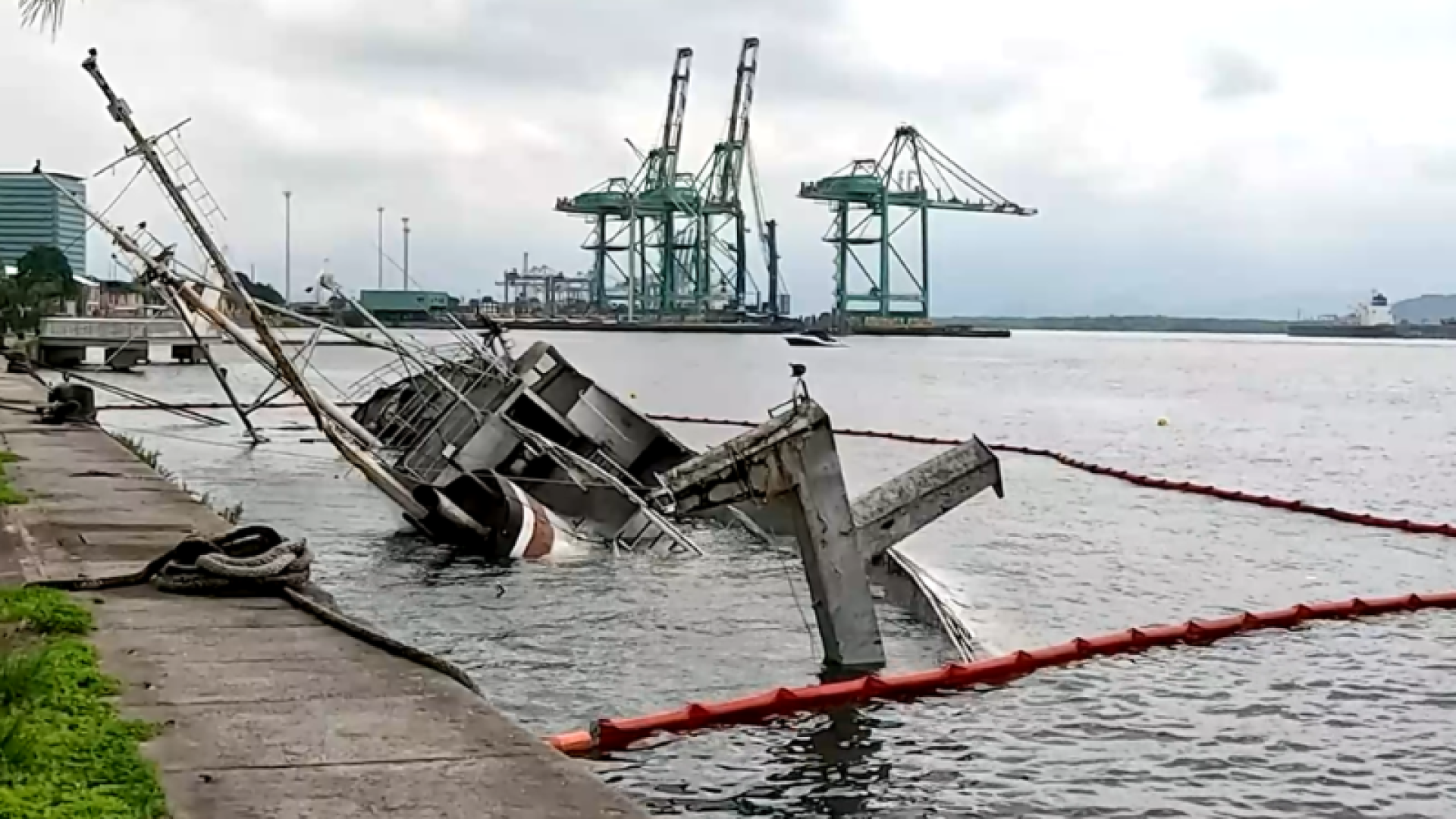 Navio Professor Besnard passa por reflutuação no Porto de Santos