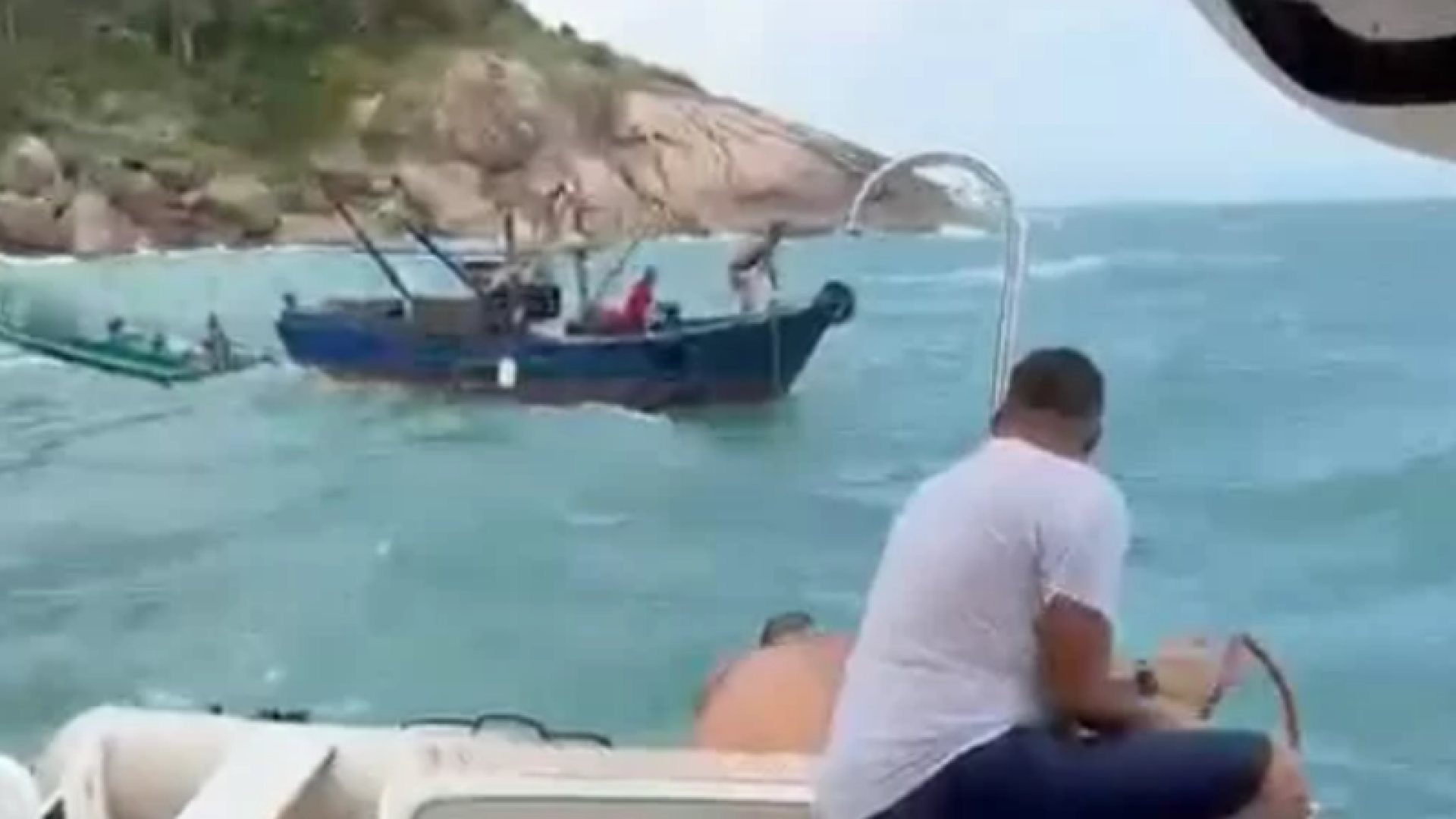 Mudança climática repentina: empresário e amigos salvam pescadores em Guarujá
