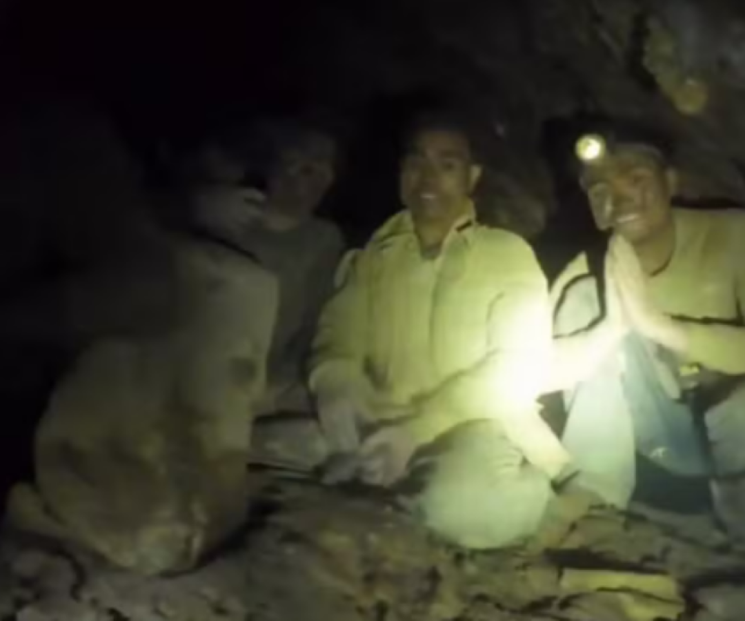 Cinco das sete pessoas que estavam presas há uma semana em uma caverna inundada no Laos foram encontradas com vida nesta quarta-feira (27). A informação foi divulgada pelas equipes de resgate nas redes sociais.