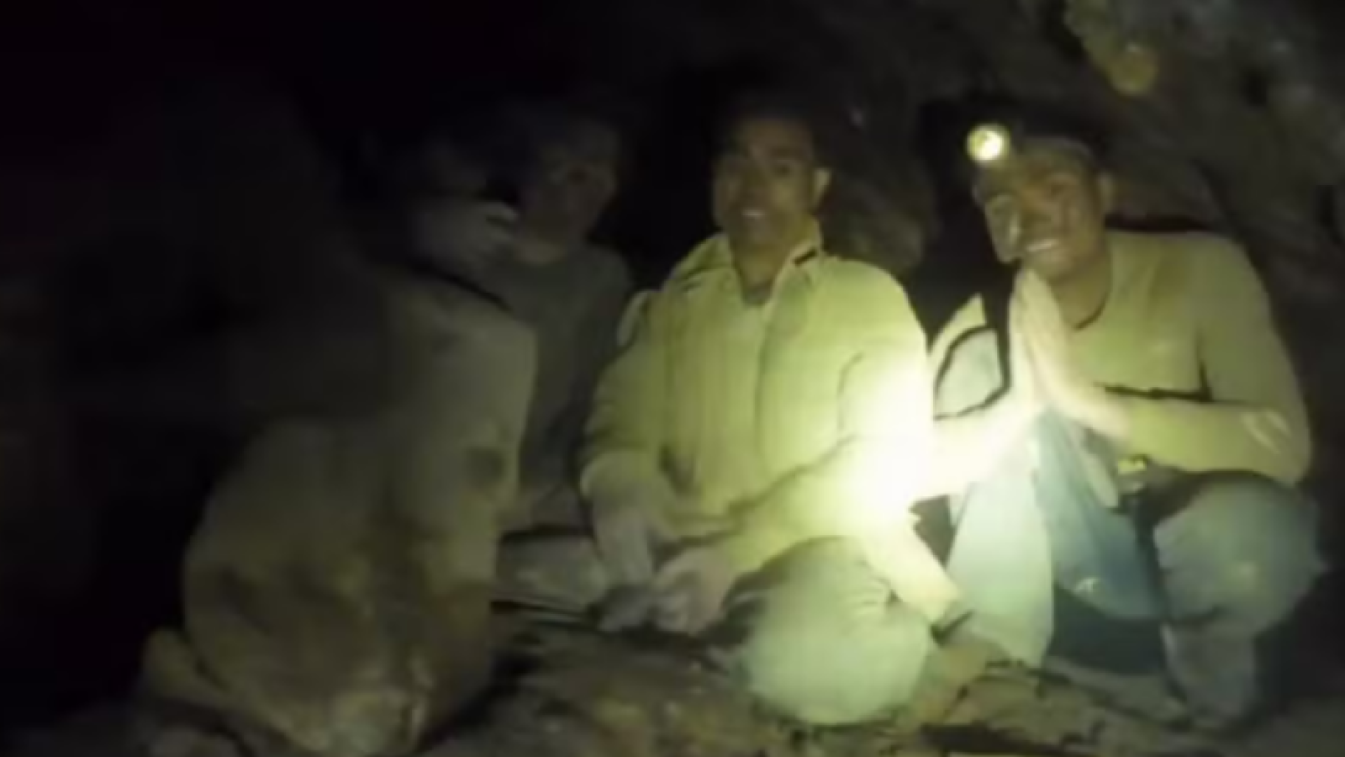 Cinco das sete pessoas que estavam presas há uma semana em uma caverna inundada no Laos foram encontradas com vida nesta quarta-feira (27). A informação foi divulgada pelas equipes de resgate nas redes sociais.
