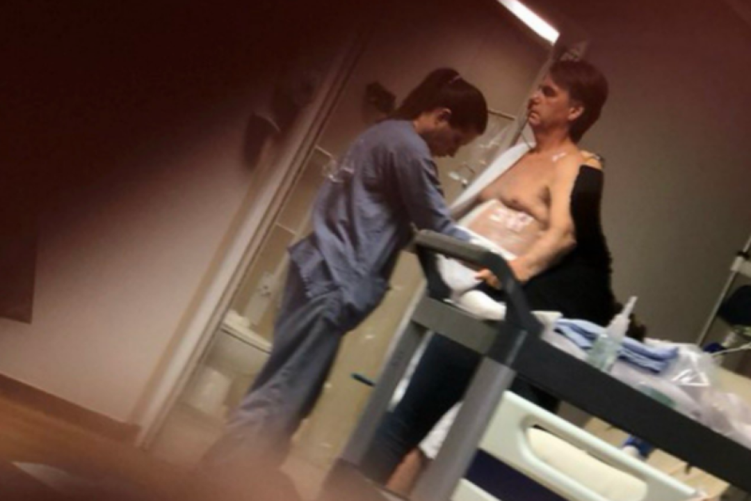 Bolsonaro melhora, mas filho alerta para quadro “delicado”