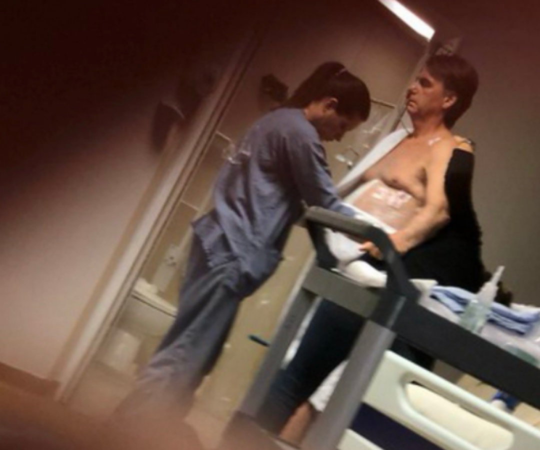 Bolsonaro melhora, mas filho alerta para quadro “delicado”