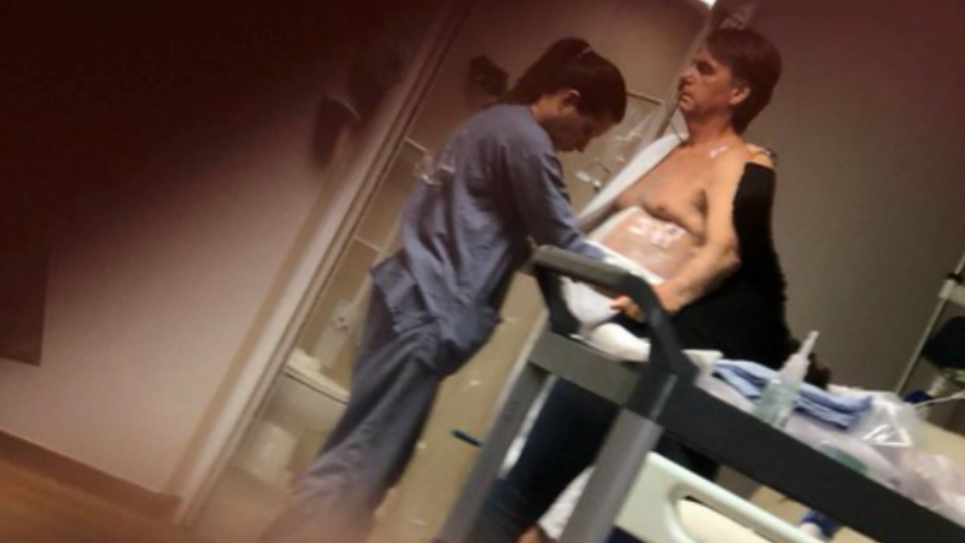 Bolsonaro melhora, mas filho alerta para quadro “delicado”