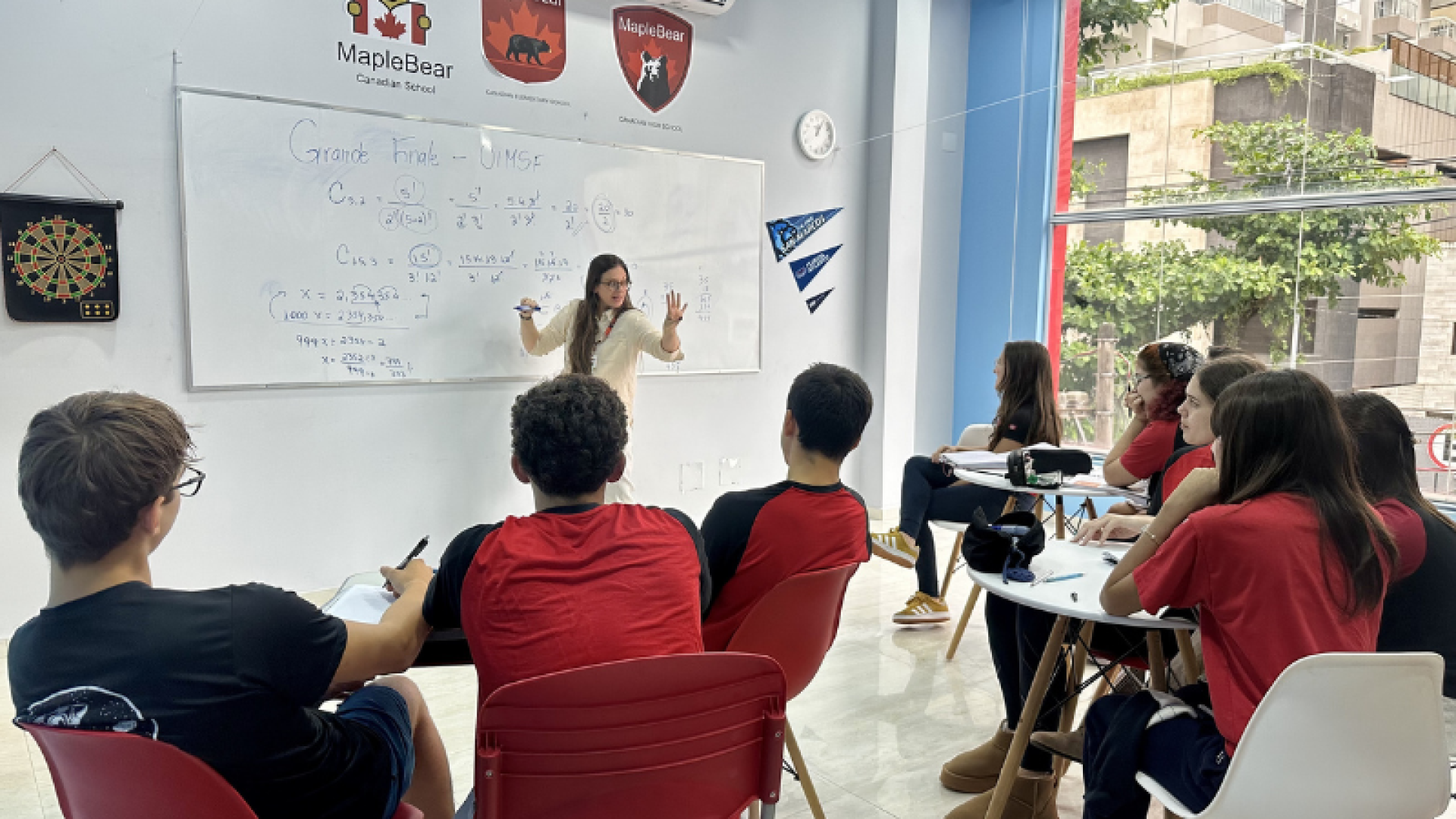 Alunos de Santos representam o Brasil em desafio mundial de matemática na França