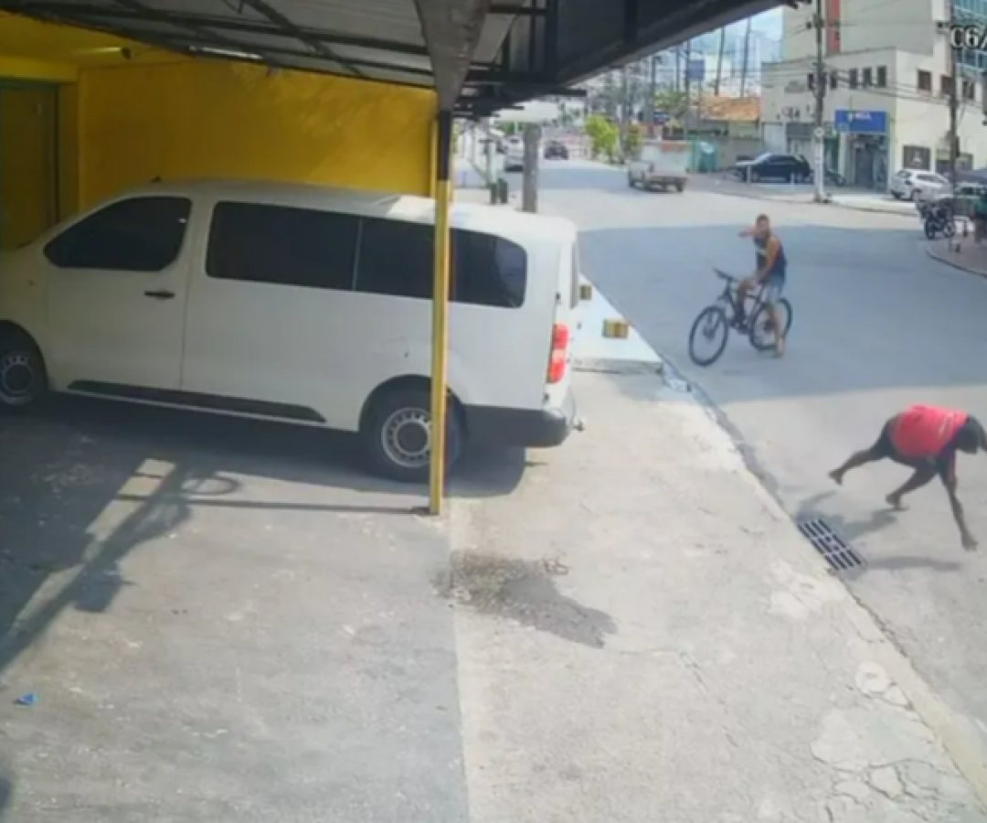 Homem é baleado por atirador em bicicleta em Nova Iguaçu; vídeo registra momento do crime