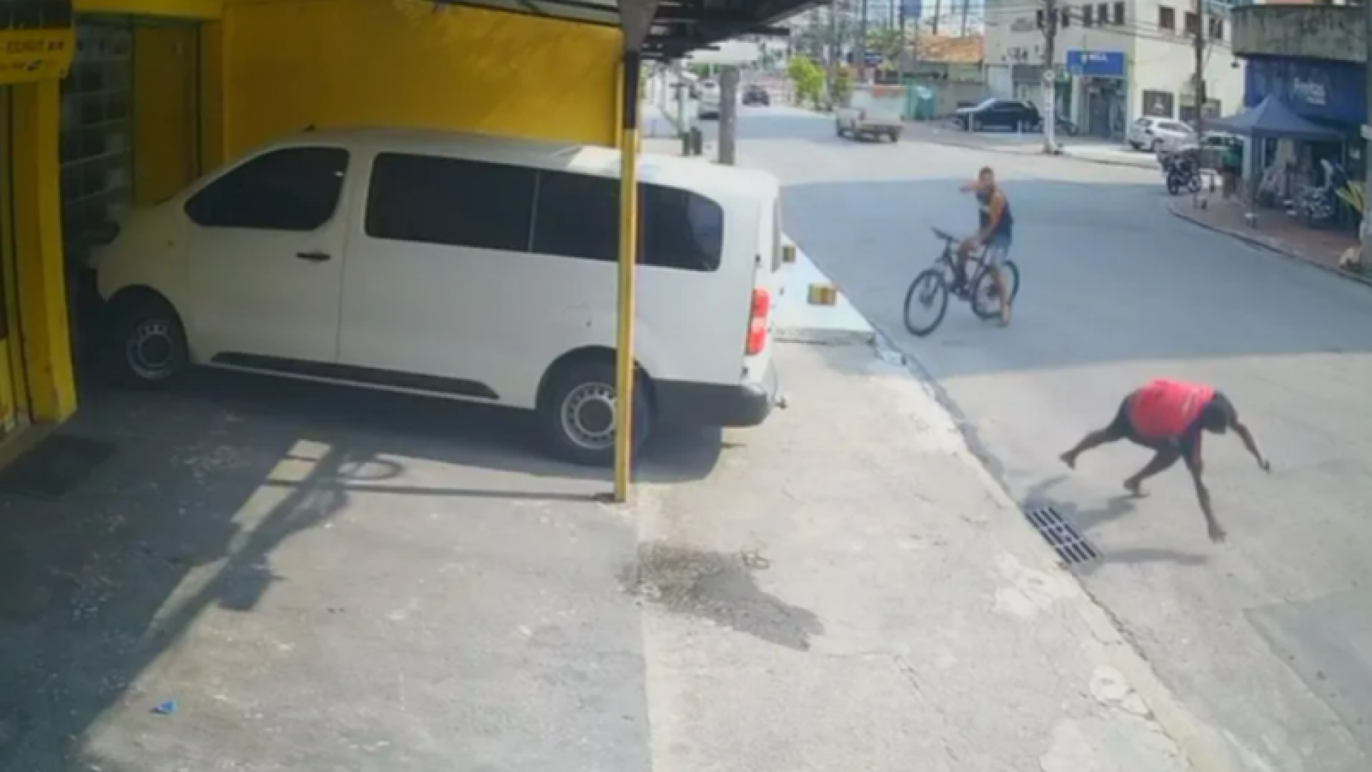 Homem é baleado por atirador em bicicleta em Nova Iguaçu; vídeo registra momento do crime