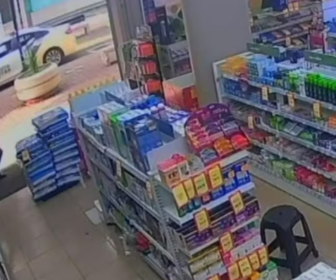 Homem tenta furtar farmácia "de fininho" em Londrina, mas é surpreendido por PM e devolve os produtos