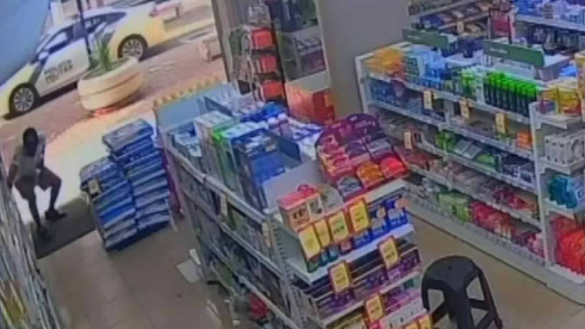 Homem tenta furtar farmácia "de fininho" em Londrina, mas é surpreendido por PM e devolve os produtos