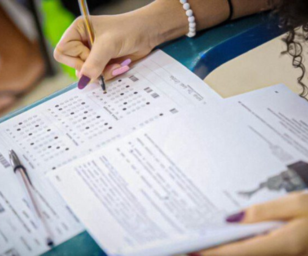 Vagas para atuar no Enem 2026 pagam até R$ 864 por dia