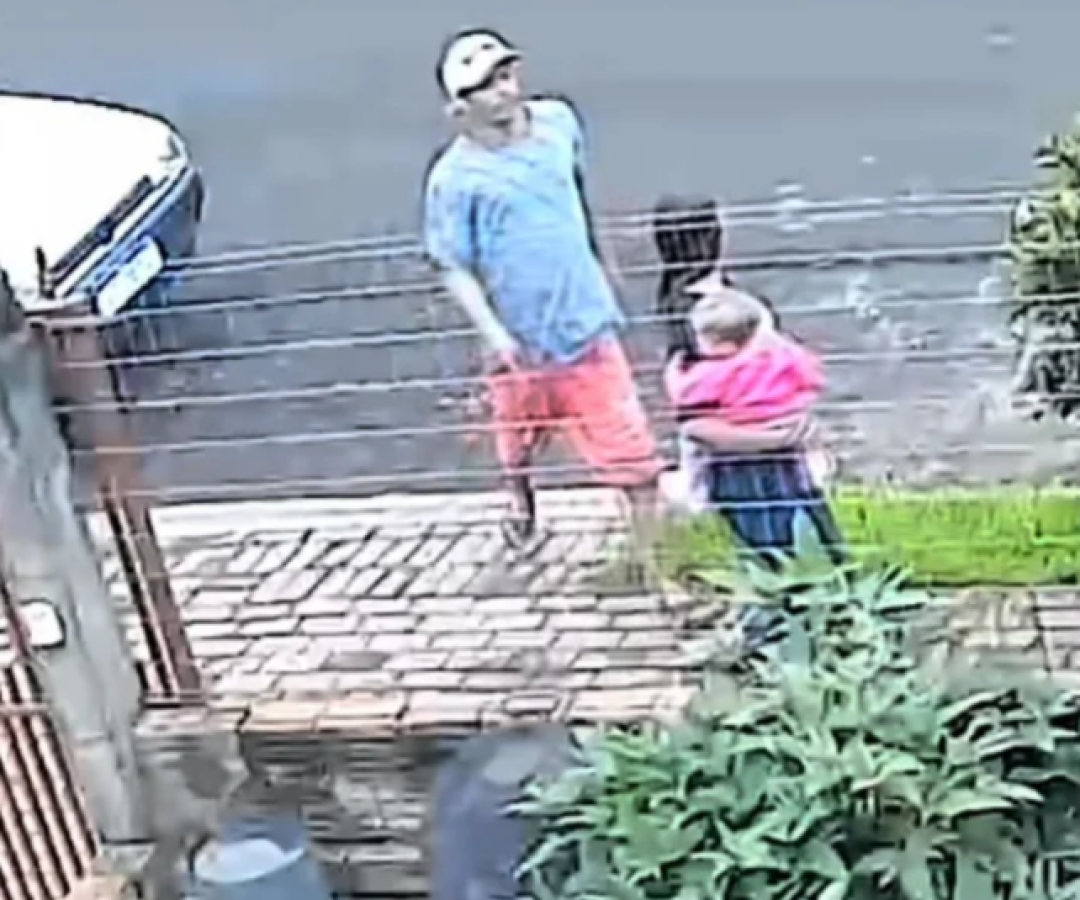 Adolescente com bebê no colo é morta a facadas pelo companheiro no Paraná