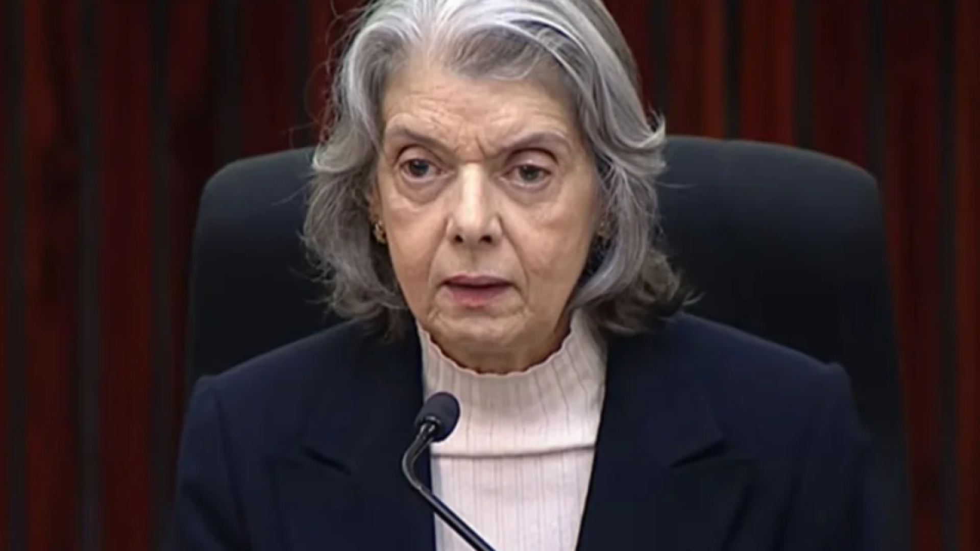 Cármen Lúcia Anuncia saída antecipada do TSE para preparar eleições de 2026