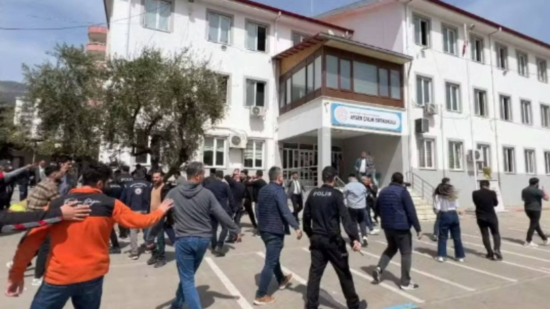 Ataque a tiros em escola na Turquia deixa mortos e dezenas de feridos