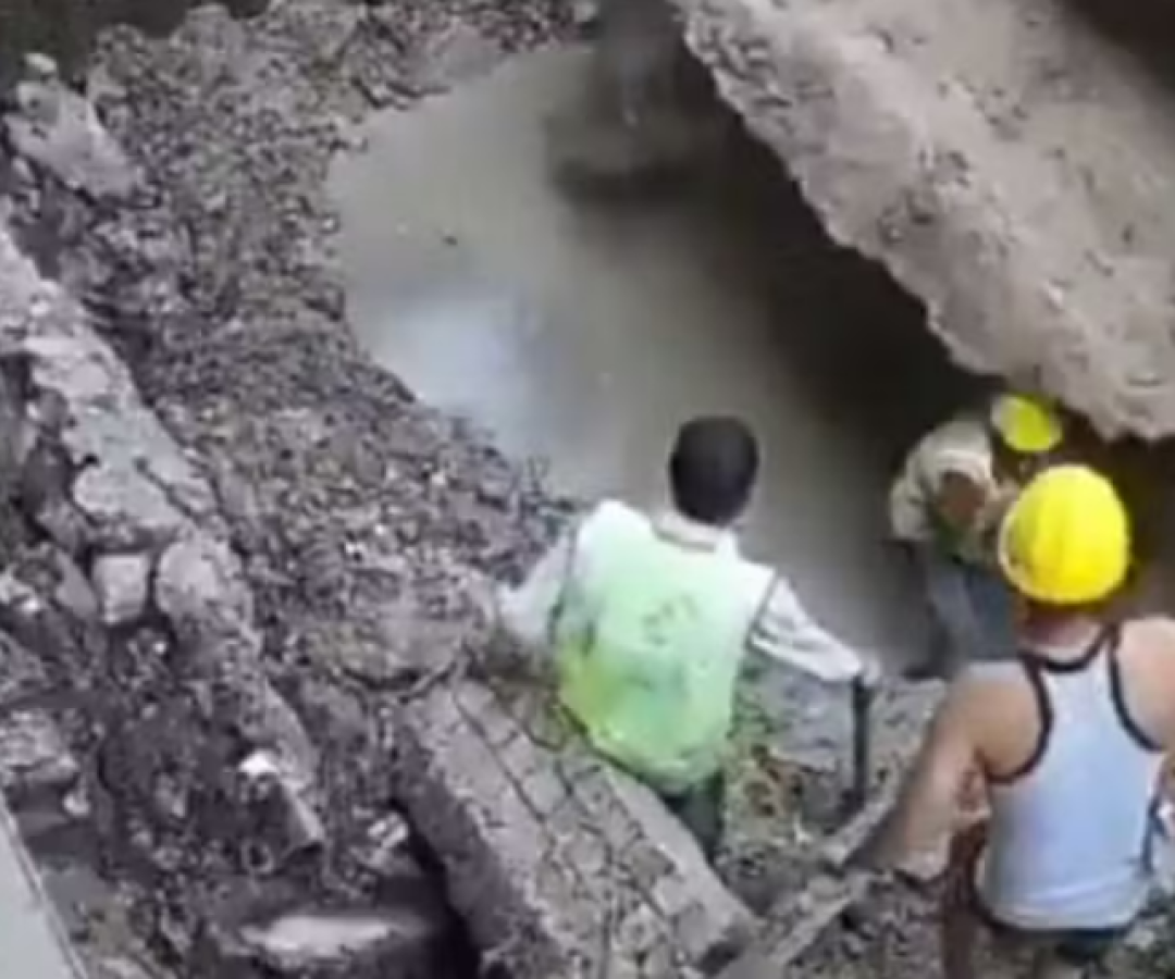 Operário morre soterrado durante reparo em tubulação na Índia; vídeo mostra tragédia