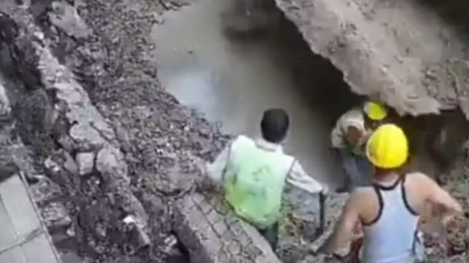 Operário morre soterrado durante reparo em tubulação na Índia; vídeo mostra tragédia