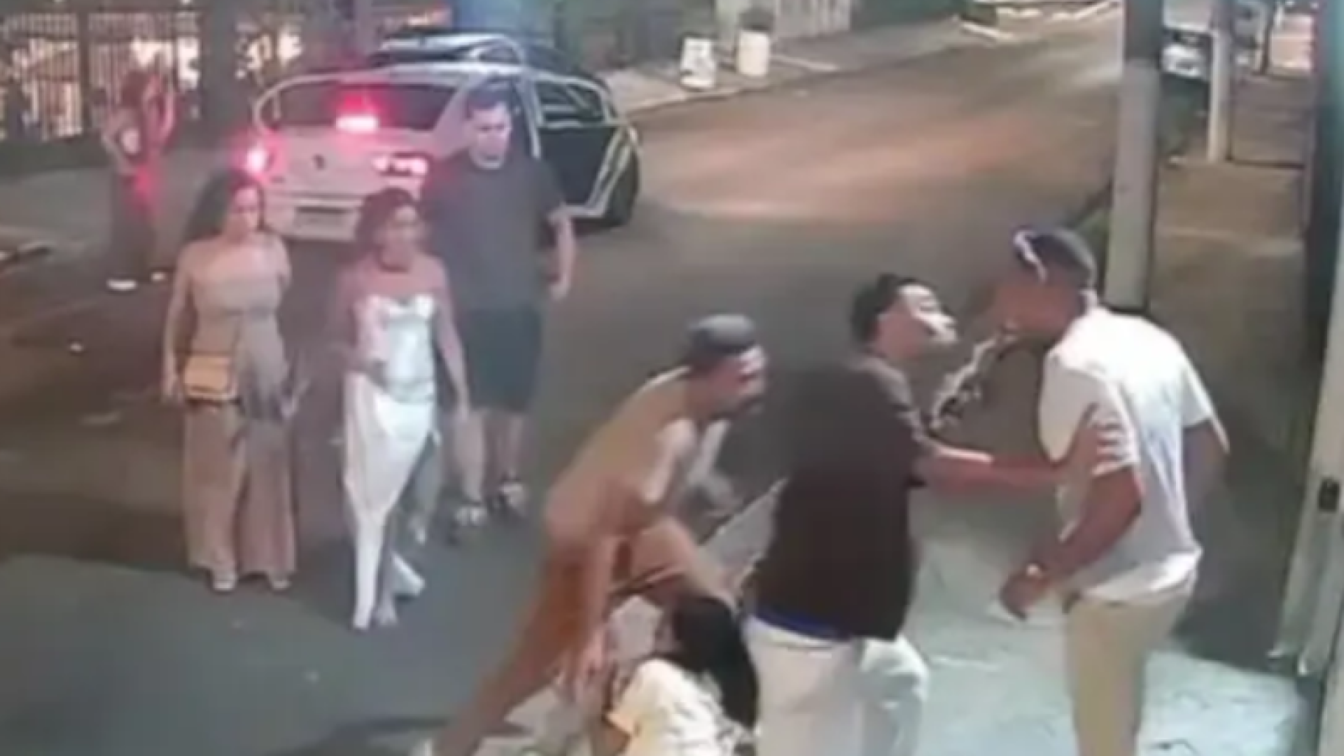 Noivos agridem mulher que pediu socorro durante festa de casamento, em SP