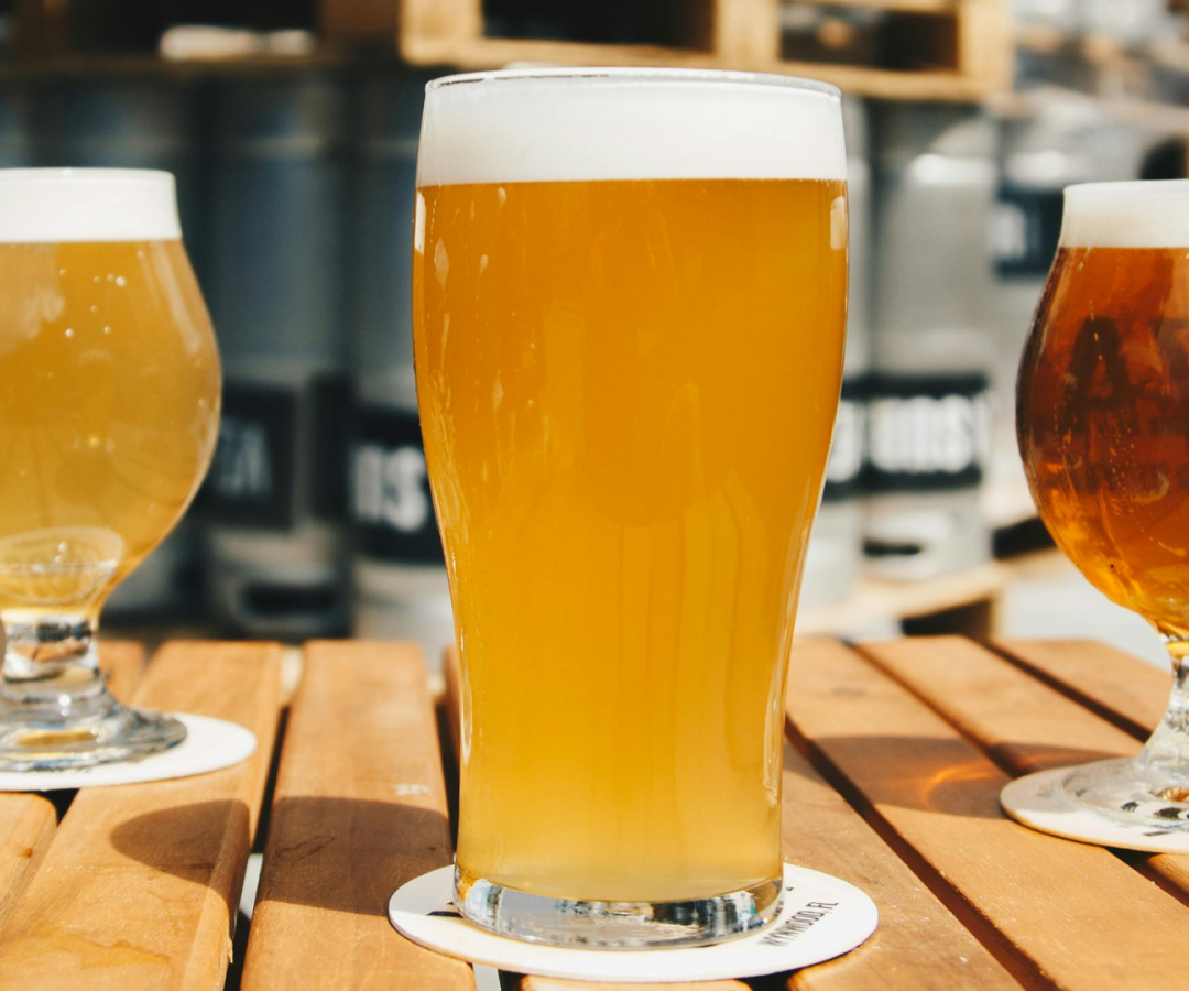 ilustração de foto de cerveja Foto de ELEVATE: https://www.pexels.com/pt-br/foto/tres-copos-variados-com-cerveja-1267700/