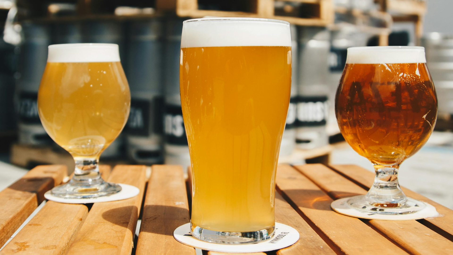 ilustração de foto de cerveja Foto de ELEVATE: https://www.pexels.com/pt-br/foto/tres-copos-variados-com-cerveja-1267700/