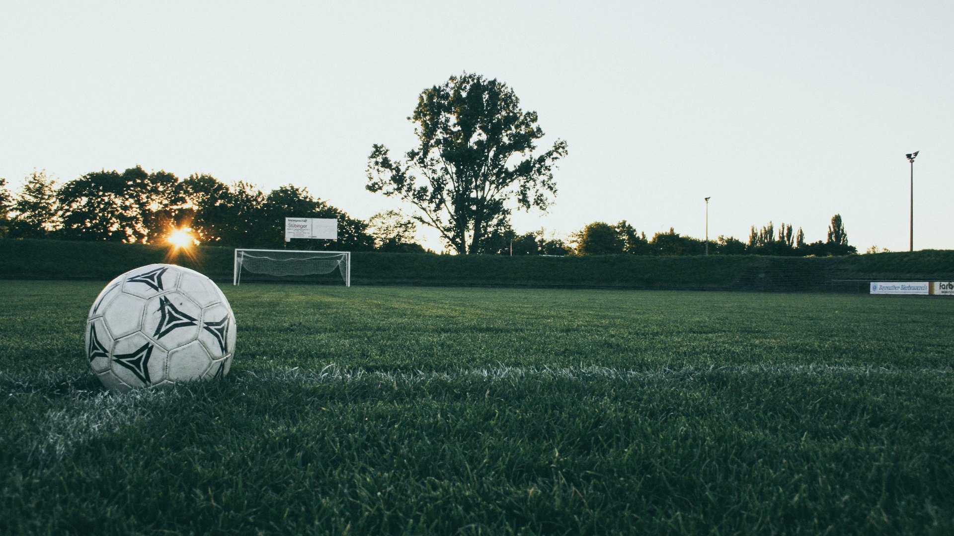 gramado e bola de futebol Foto de Markus Spiske: https://www.pexels.com/pt-br/foto/ceu-por-do-sol-campo-area-114296/