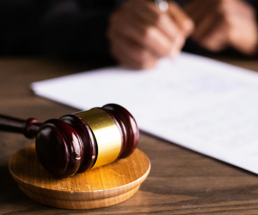 Foto martelo de juiz justiça, feito por de KATRIN  BOLOVTSOVA: https://www.pexels.com/pt-br/foto/pessoa-mesa-borrao-mancha-6077447/