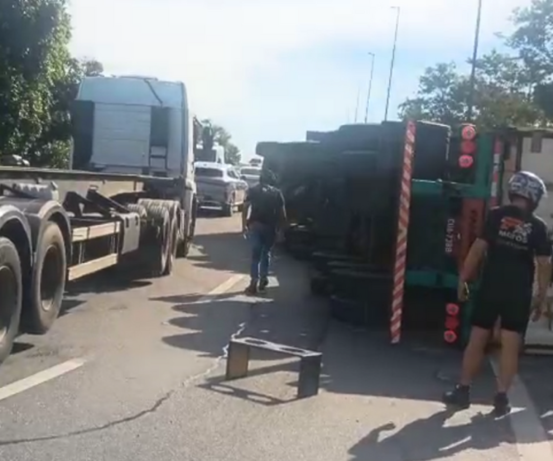 Uma carreta carregada com 24 toneladas de bacalhau tombou na manhã desta segunda-feira (15) no viaduto de retorno...
