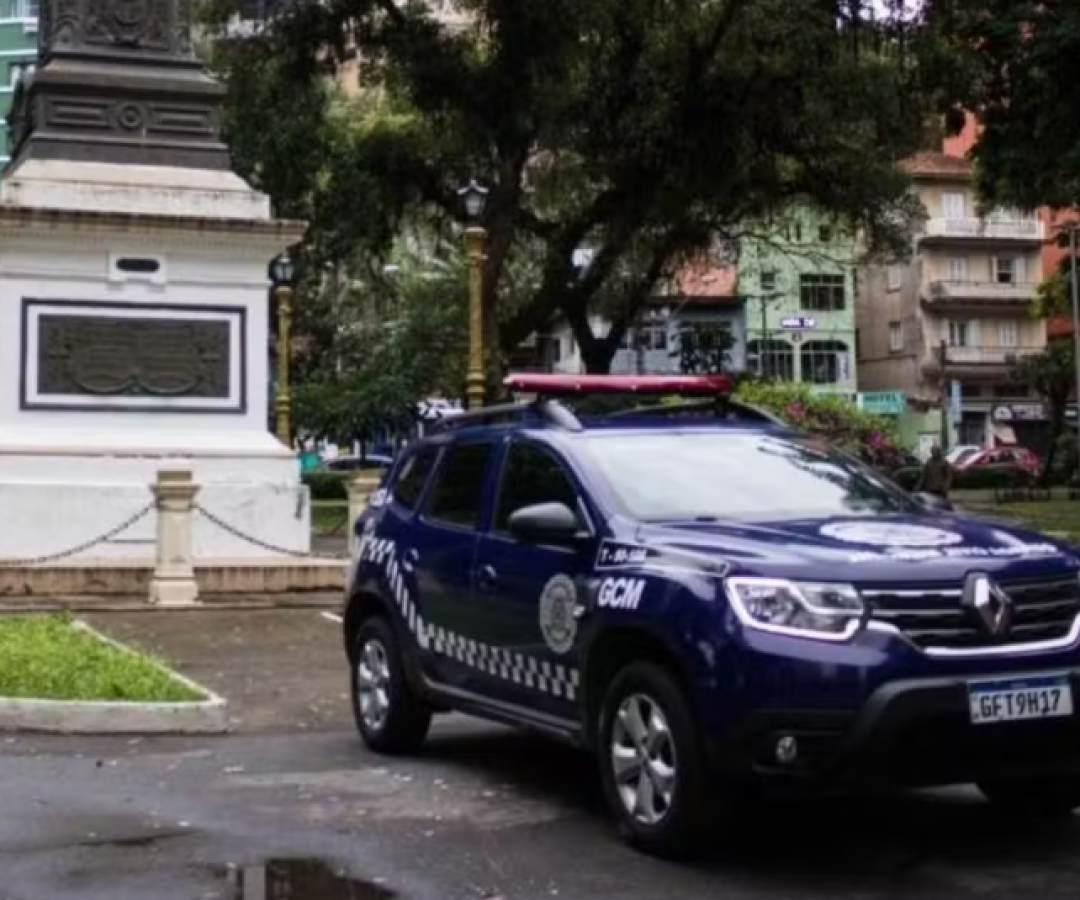 Um homem de 21 anos foi preso em flagrante suspeito de furtar R$ 700 de uma mulher de 55 anos dentro de uma agência bancária...
