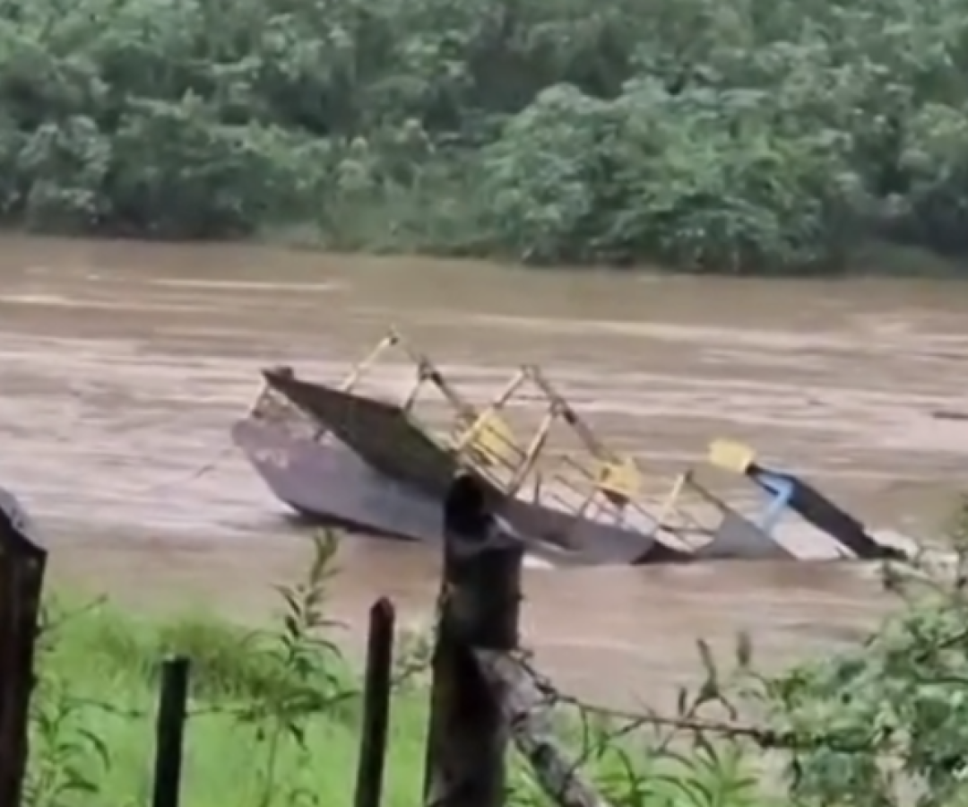 Uma balsa que faz a ligação entre comunidades quilombolas e o Centro de Eldorado, no interior de São Paulo, foi arrastada pela correnteza...