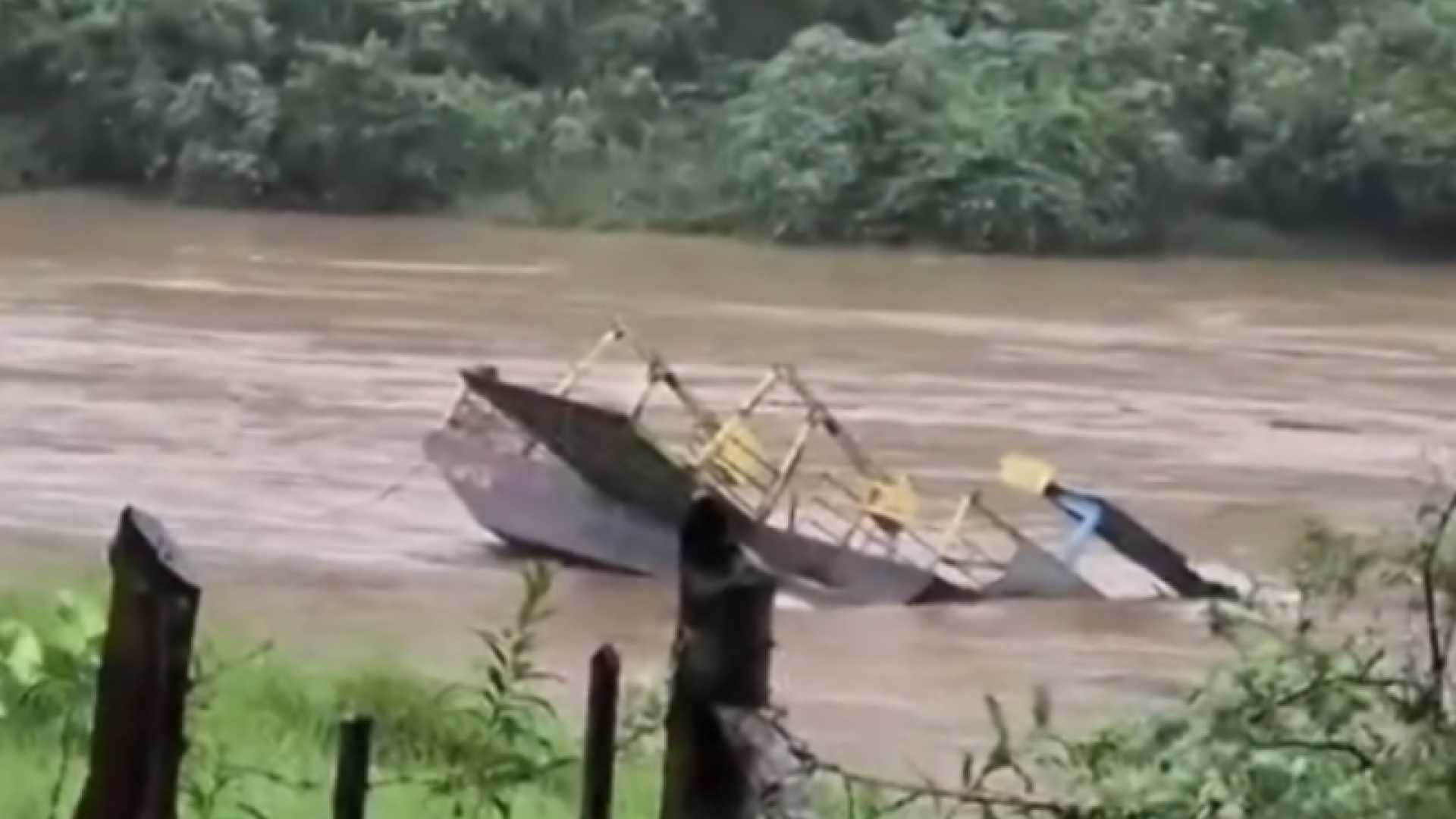 Uma balsa que faz a ligação entre comunidades quilombolas e o Centro de Eldorado, no interior de São Paulo, foi arrastada pela correnteza...