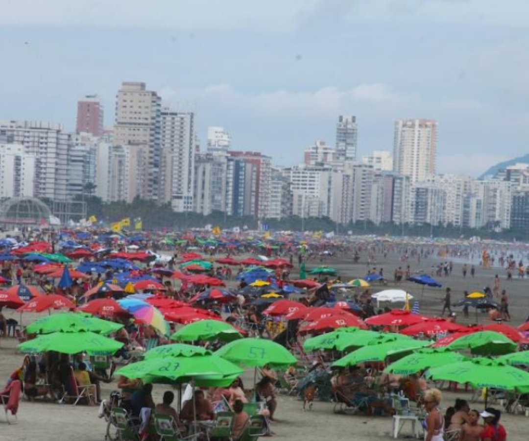 A Prefeitura de Santos, no litoral de São Paulo, proibiu o fornecimento e a comercialização de garrafas e recipientes...