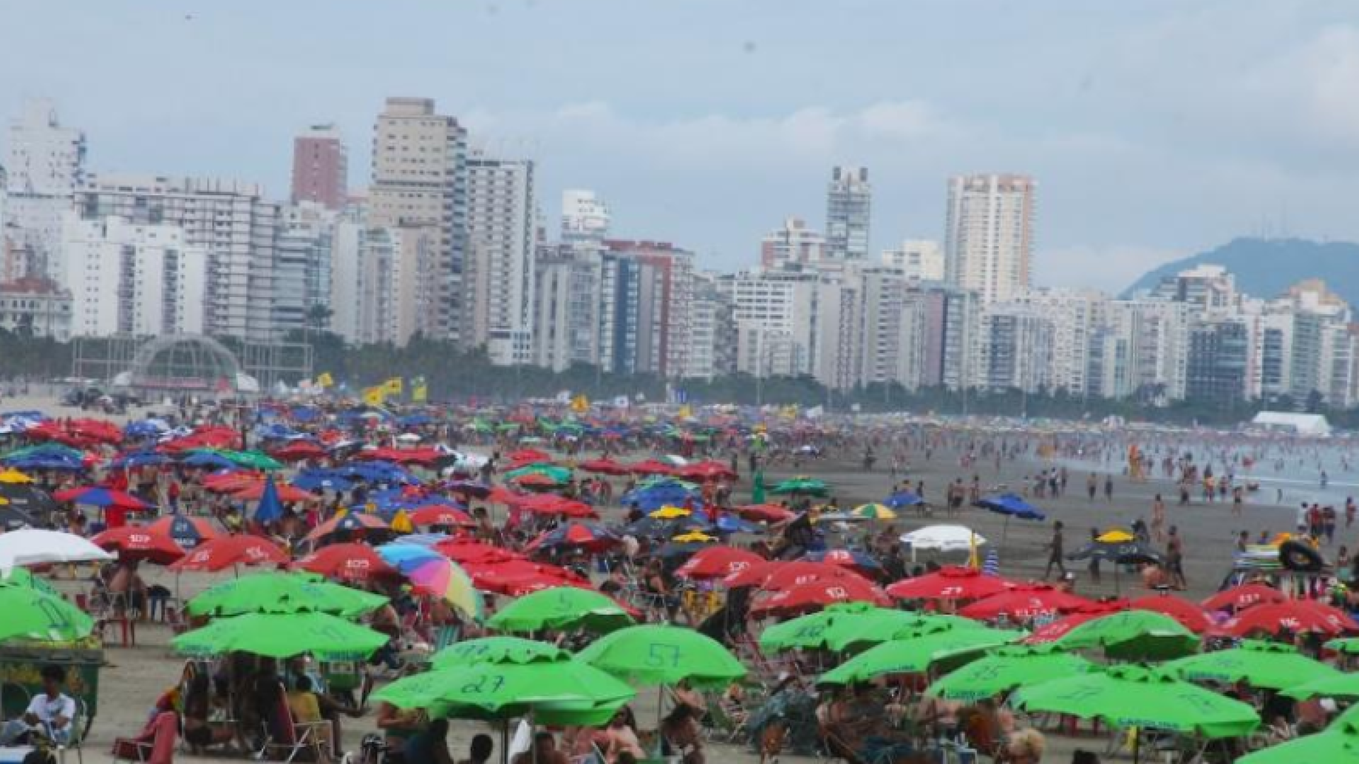 A Prefeitura de Santos, no litoral de São Paulo, proibiu o fornecimento e a comercialização de garrafas e recipientes...