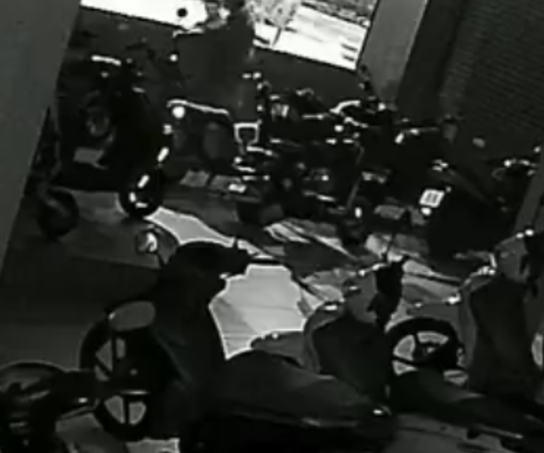 Dois homens foram flagrados invadindo uma loja montadora de veículos de duas rodas no bairro Boqueirão, em Praia Grande...