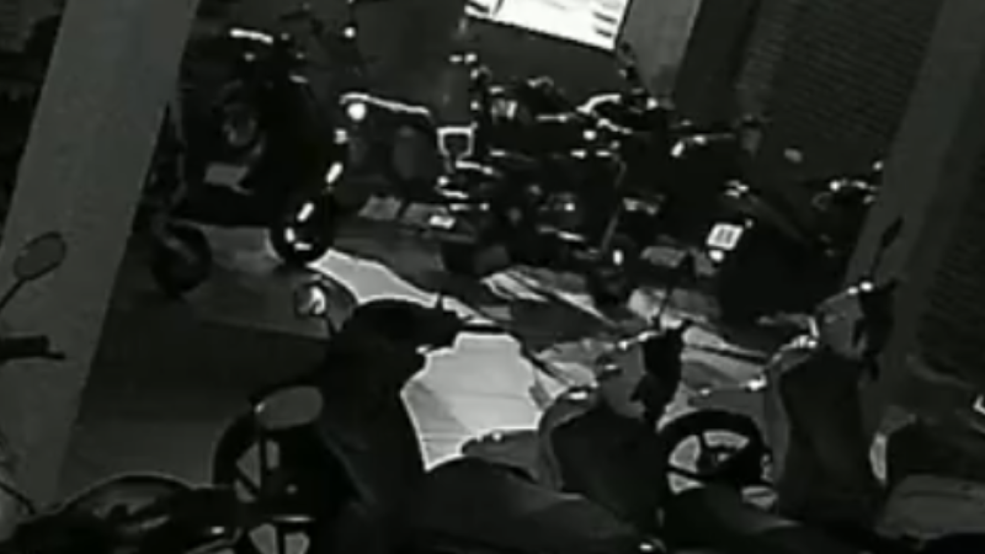 Dois homens foram flagrados invadindo uma loja montadora de veículos de duas rodas no bairro Boqueirão, em Praia Grande...