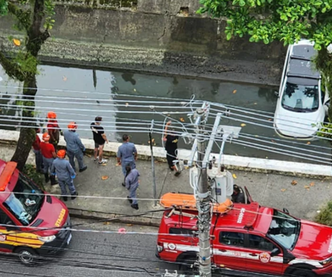 Um carro caiu no Canal 3, na Avenida Washington Luís, em Santos, no início da tarde desta terça-feira (24). O acidente ocorreu no trecho...