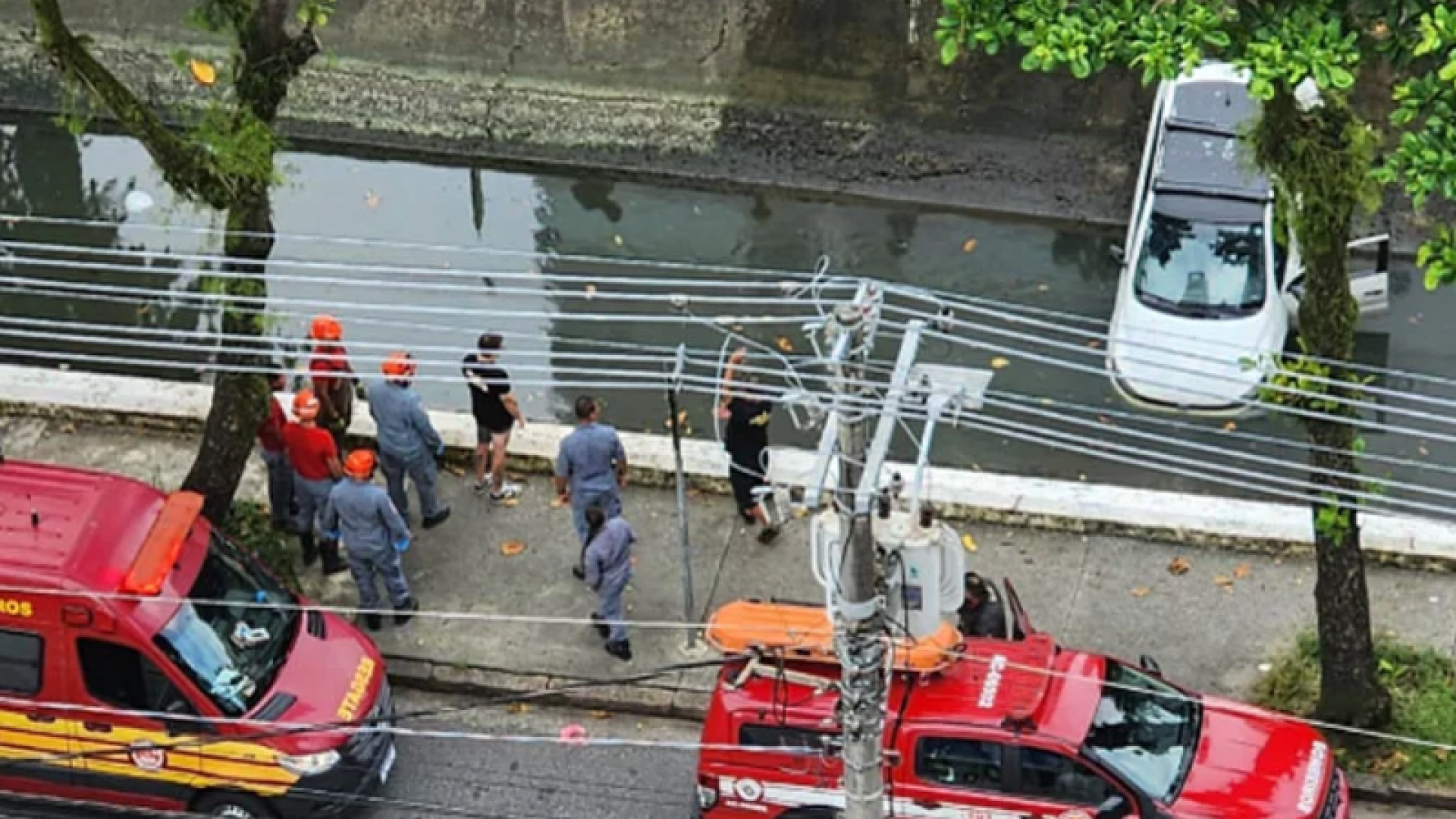 Um carro caiu no Canal 3, na Avenida Washington Luís, em Santos, no início da tarde desta terça-feira (24). O acidente ocorreu no trecho...